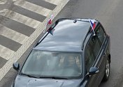 V neděli 2. května se asi tři desítky automobilů vybavené českými vlajkami setkaly v Táboře a vyjely směr Písek.