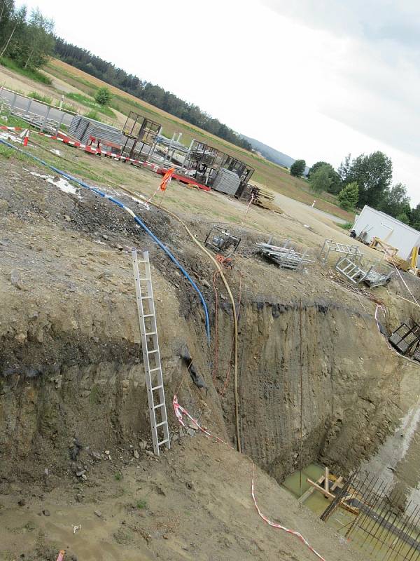 Výstavba nového devítikilometrového úseku IV. mezi Soběslaví a Doubím u Tábora opět pokročila. Přeložka, která vyjde Správu železnic na více než 4 miliardy dostává postupně podobu, rostou mostní pilíře a vyhlouben je i Zvěrotický tunel.