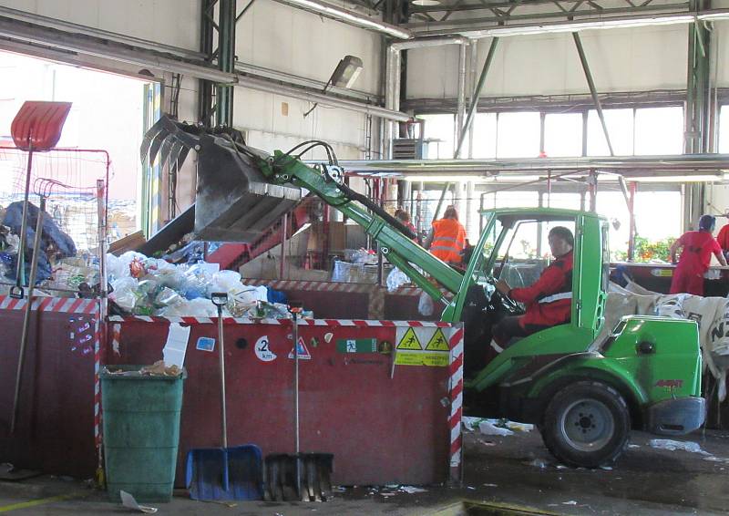 V objektu třídičky pracuje 16 zaměstnanců, jedná se o řidiče manipulační techniky, obsluhu lisu a pracovníky třídící linky, jejichž hlavním úkolem je dotřídění plastového odpadu.