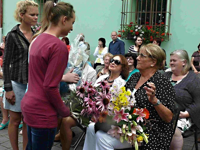 Květiny pro Helenu Schmaus - Shoonerovou. 