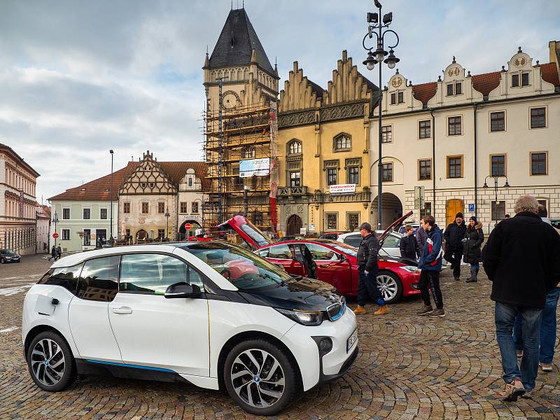 Elektromobily startovaly na Rallye Česká Sibiř z táborského Žižkova náměstí.