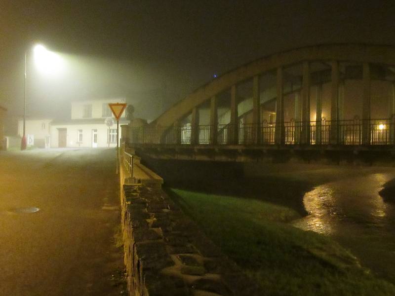 Jihočeská města se po setmění mění v liduprázdné osady, atmosféru tento víkend umocnila ještě mlha. Snímek je z Tábora.