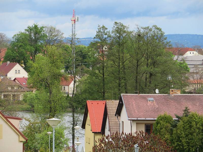 V zámecké zahradě uprostřed obce Želeč na Táborsku už se staví pečovatelský dům, součástí má být i kryté wellness nejen pro seniory ale i širokou veřejnost.