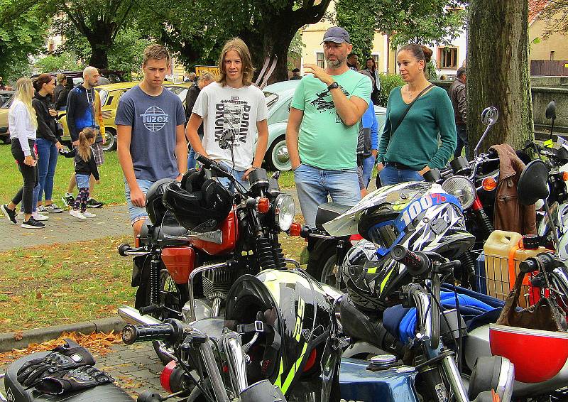 Sedmý ročník srazu veteránů v Chýnově se uskutečnil v neděli 21. srpna. Na prostranství před základní školu dorazilo na 130 historických vozů a motocyklů, posádky se potom vydaly na vyjížďku se zastávkou v centru Soběslavi.