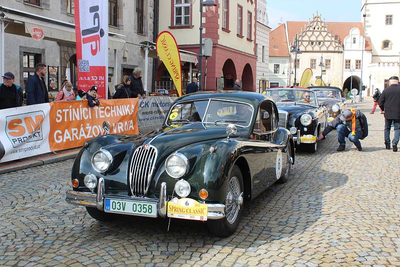 Z Tábora v sobotu dopoledne vyrazila rallye veteránů Spring Classic.