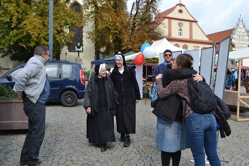 Celodiecézní pouť v sobotu vyvrcholila mariánským průvodem ze Žižkova náměstí starou poutní cestou na Klokoty.