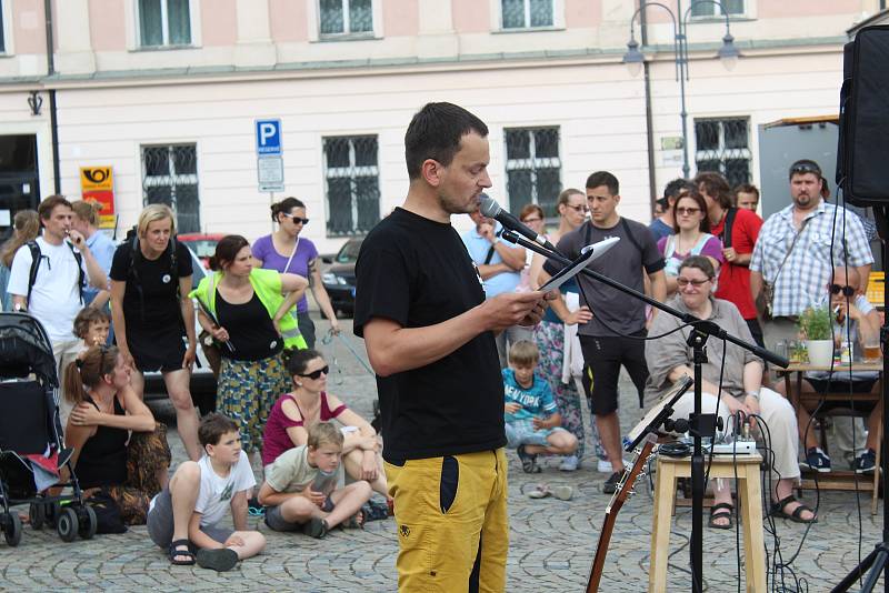 Na demonstraci proti Andreji Babišovi dorazily na táborské Žižkovo náměstí přibližně necelé čtyři stovky lidí.