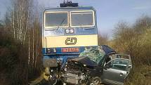 Na přejezdu u Horusic se střetlo osobní auto s projíždějícím rychlíkem. Řidič srážku nepřežil.