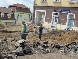 KAŽDÝ DEN NOVÉ PŘEKVAPENÍ. Před desítkami let si s uložením trubek a rozvodů hlavu tolik nelámali. Teď však rozdíl mezi výkresy a skutečností brzdí postup rekonstrukce.