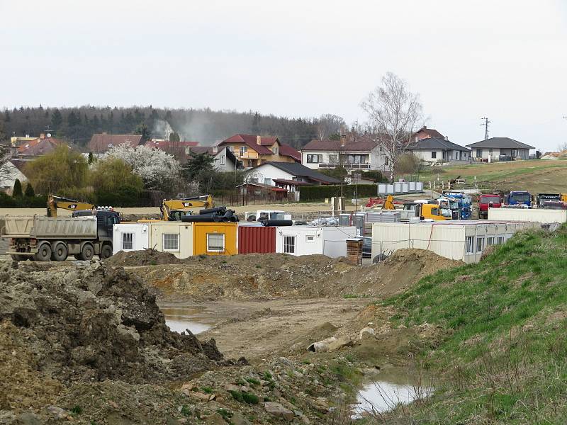 Do dvou let se tu budou míjet rychlíky. Podívejte se, jak pokročila výstavba nové přeložky na IV. koridoru v úseku Soběslav - Doubí u Tábora.