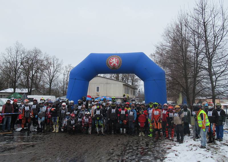 Atraktivní podívaná pro diváky a nemilosrdný zápas s bahnem pro jezdce a jejich pionýry, to byl 19. ročník Off-road fichtel day v Soběslavi.