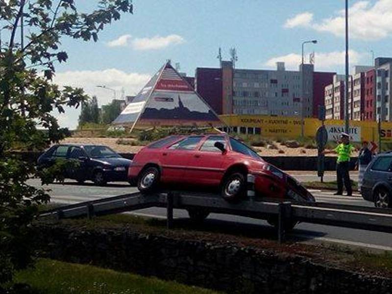 Na hlavním tahu v Táboře auto skončilo na svodidlech a ve směru od Českých Budějovic se tvoří dlouhé kolony.