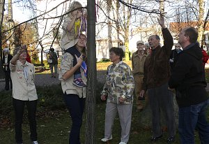 PŘIPOMNĚLI VÝROČÍ. Navázáním trikolory si výročí republiky připomněli sestry Krejčovy ze Stoklasné Lhoty za skauty, Jana Součková za sokoly a Radek Přílepek za turisty (zleva).