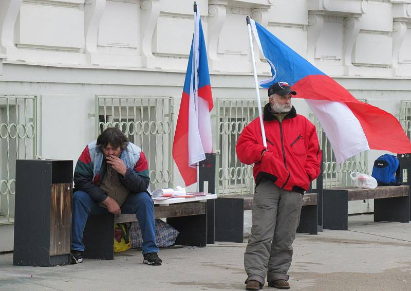 Sobotní shromáždění před zemědělskou školou v Táboře bylo pestré nejen na účastníky, ale i řečníky.