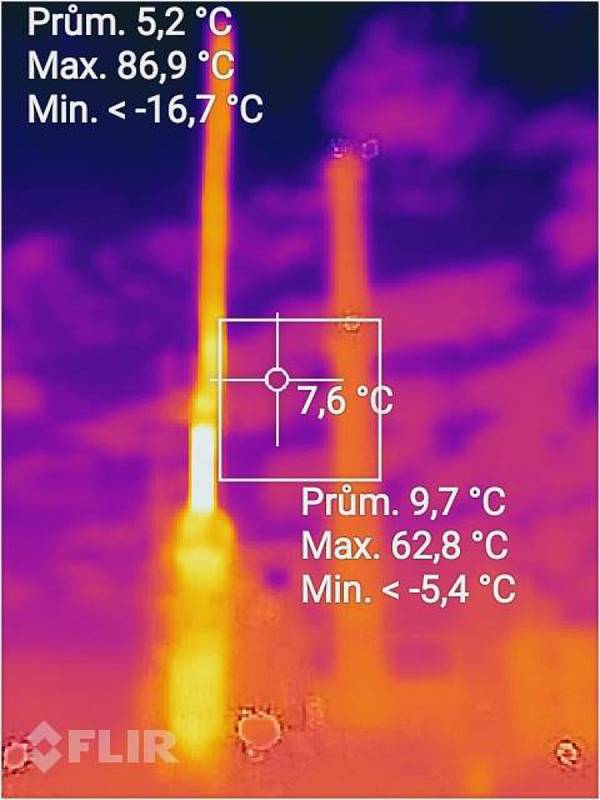 Požár komína v Plané zachycený termokamerou.
