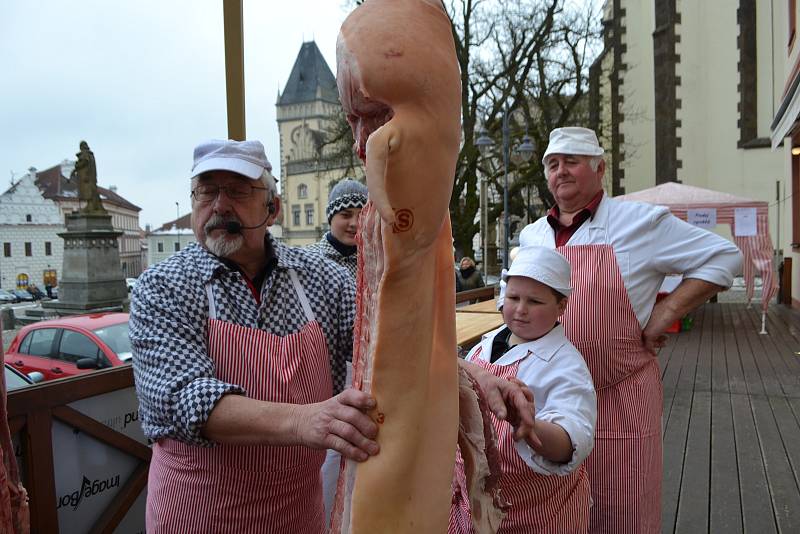 Na předzahrádce restaurace Beseda na Žižkově náměstí v Táboře se od sobotního rána rozvoněla hned celá řada dobrot: jitrnice, ovar, tlačenka a další vybrané zabijačkové lahůdky.