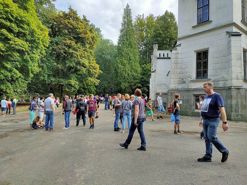 Novogotický zámek v Jistebnici chce nový majitel Ivan Svítek během deseti let zrekonstruovat, v neděli 26. září pozval veřejnost na prohlídku interiéru i rozsáhlého parku.