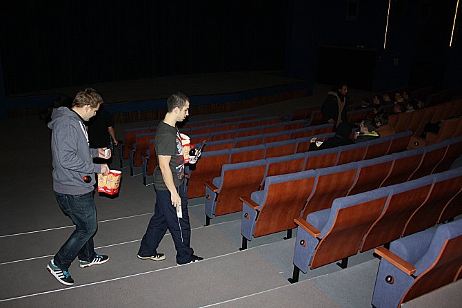 Ilustrační foto promítacího sálu kina. 