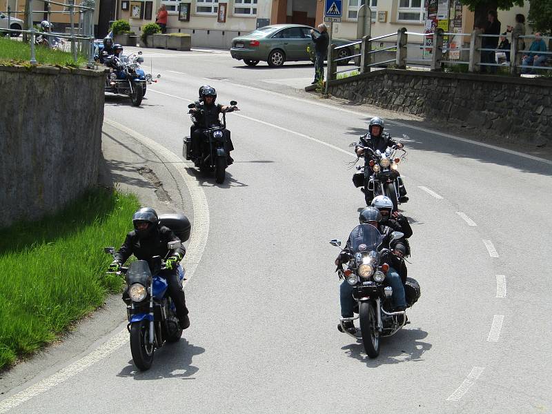 V pořadí 6. ročník Motorkářského požehnání v Chýnově se vydařil, hojné účasti přálo počasí a i atmosféra byla opět magická.