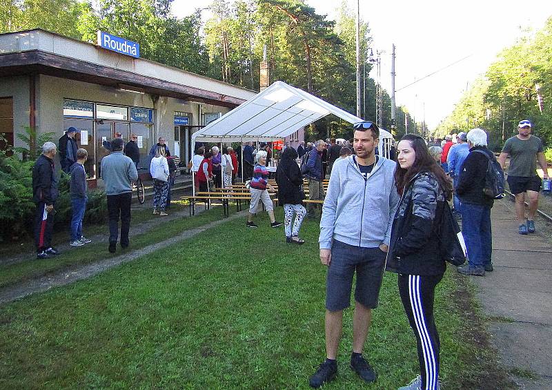 Z Roudné na Táborsku v pátek 2. října v 9.12 hodin odjel poslední vlak. Řada lidí se přišla rozloučit se stanicí, která letos oslavila 80. výročí od svého vzniku.