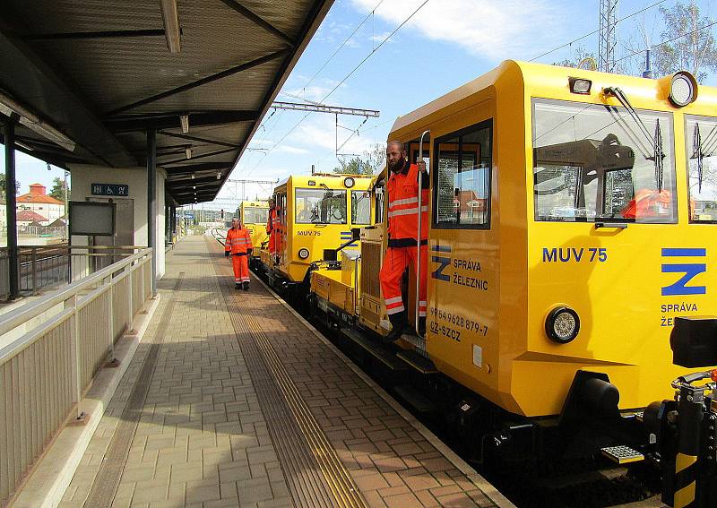 Slavnostní otevírání nové přeložky IV. koridoru v úseku Soběslav a Doubí u Tábora se uskutečnilo v pátek 9. září. Zástupci Správy železnic i zhotovitelů se po trati projeli soupravou motorových univerzálních vozidel MUV 75.