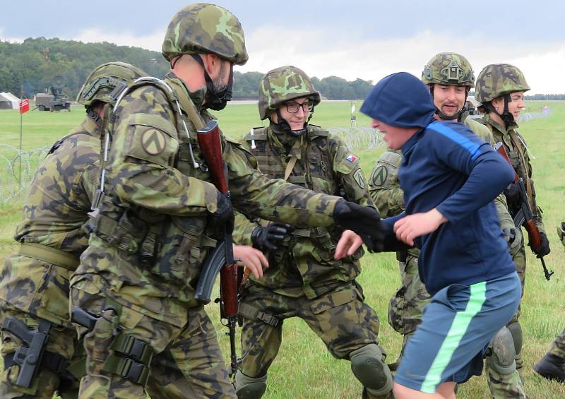 Protiletadlový raketový pluk Strakonice a civilní zálohy cvičily na bechyňské základně vedení boje se vzdušným protivníkem včetně zásahu proti demonstrantům útočícím na jejich techniku.