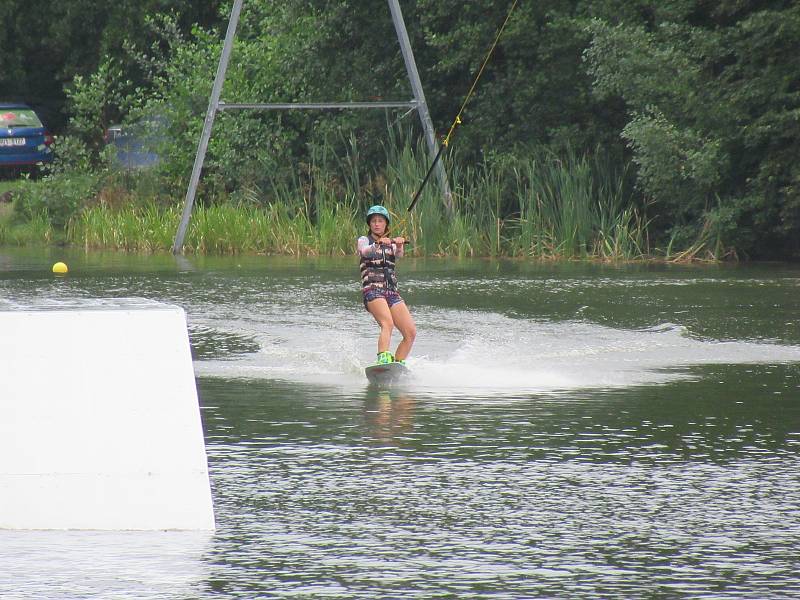 Kemp Karvánky mezi Soběslaví a Veselím nad Lužnicí hostil v sobotu 15. srpna již popáté závodníky na wakeboardech a wakeskatech.