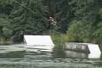 Kemp Karvánky mezi Soběslaví a Veselím nad Lužnicí hostil v sobotu 15. srpna již popáté závodníky na wakeboardech a wakeskatech.