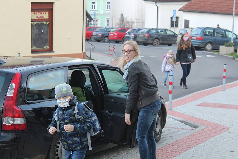 Školáci prvních a druhých tříd jsou zpět, dočkala se jich i ZŠ Mladá Vožice.