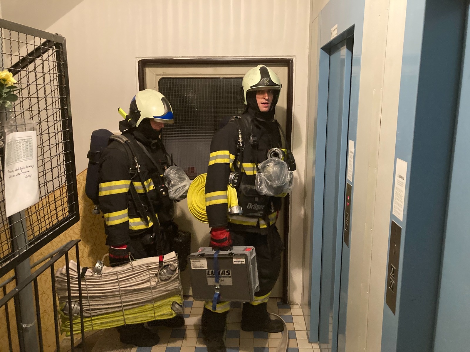 Když jde hasič bojovat s požárem, nese na sobě až 60 kilo zátěže - Táborský  deník