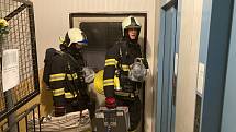 Profesionální hasiči v Táboře při taktickém cvičení prověřovali nový postup při likvidaci požáru ve výškové budově.