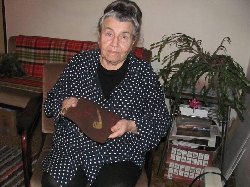 Jako malé dítě si Hana Jančíková, členka Židovské náboženské obce Plzeň, pamatuje, že její tatínek coby Žid nesměl chodit po hlavních ulicích. V ruce drží ručně šitý šátek, v němž její příbuzná poslala z Terezína domů moták.
