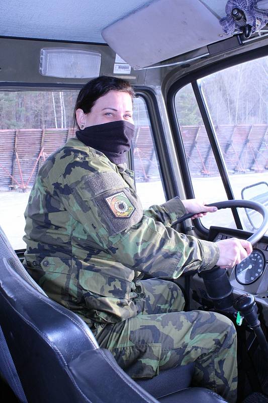 Romana Radostová při Kurzu k získání osvědčení řízení vozidel ozbrojených sil skupiny C+E.