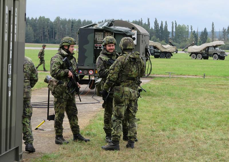 Protiletadlový raketový pluk Strakonice a civilní zálohy cvičily na bechyňské základně vedení boje se vzdušným protivníkem včetně zásahu proti demonstrantům útočícím na jejich techniku.