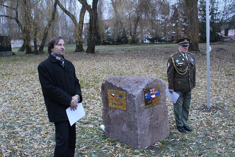 V sobotu se v parku barokního zámku v Táboře-Měšicích sešla dvacítka členů a příznivců České atlantické komise při příležitosti slavnostního odhalení pomníku k uctění památky všech obětí totalitních diktatur.