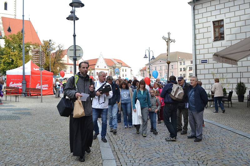 Celodiecézní pouť v sobotu vyvrcholila mariánským průvodem ze Žižkova náměstí starou poutní cestou na Klokoty.