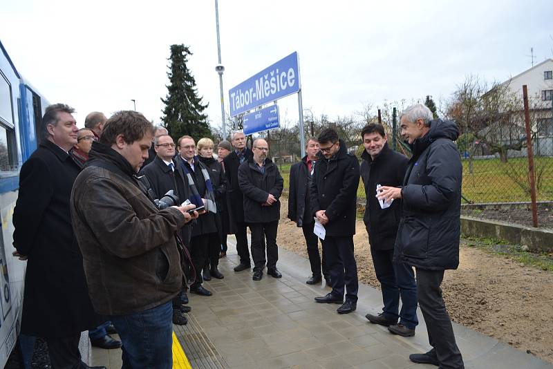 V pátek byla slavnostně pokřtěna nová železniční zastávka v Měšicích.