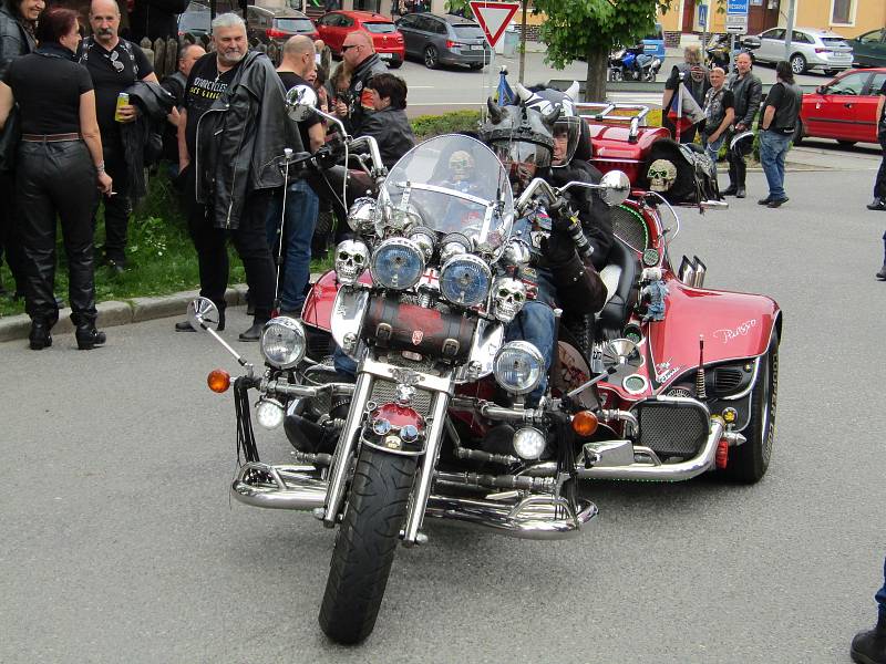 V pořadí 6. ročník Motorkářského požehnání v Chýnově se vydařil, hojné účasti přálo počasí a i atmosféra byla opět magická.