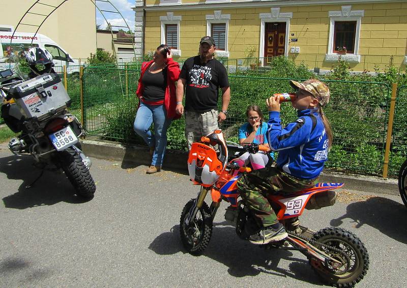 V pořadí 5. ročník Motorkářského požehnání v Chýnově přilákal více než 300 mašin a jejich majitelů, místní klub Moto Bizoni Czech si pochvaloval účast i počasí, společná vyjížďka vedla tradičně do Pacova.