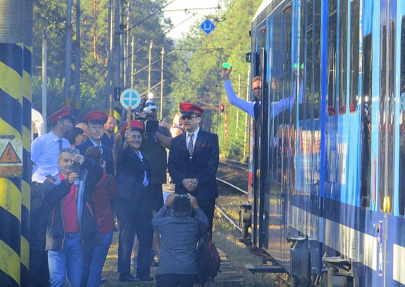 Z Roudné na Táborsku v pátek 2. října v 9.12 hodin odjel poslední vlak. Řada lidí se přišla rozloučit se stanicí, která letos oslavila 80. výročí od svého vzniku.