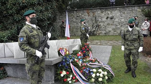 Ve středu dopoledne se v táborském parku U Jakuba uskutečnil pietní akt ke Dni válečných veteránů.