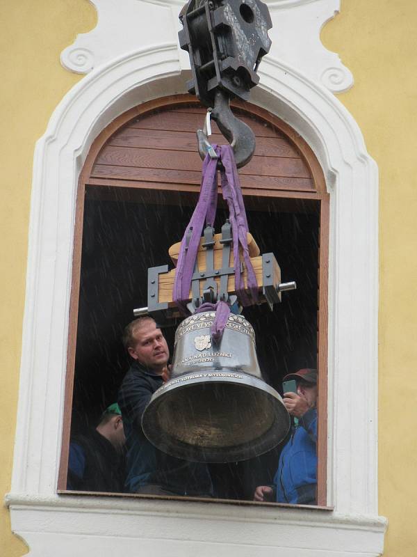 V pondělí 28. září byl po půl 12 dopoledne na věž kostela sv. Václava v Plané nad Lužnicí jeřábem vyzdvižen a zavěšen stejnojmenný zvon z dílny myslkovického mistra zvonaře Michala Votruby. Týž den odpoledne začal plnit svůj účel.