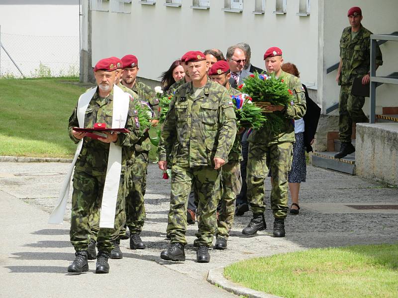 Na vojenské základně 42. mechanizovaného praporu Tábor si ve středu 4. srpna vojáci i rodina připomínali 3. výročí od tragického úmrtí tří členů posádky na misi v Afghánistánu.