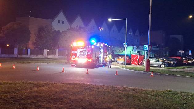 Tragická nehoda 29. října v Sezimově Ústí. Auto na přechodu na sídlišti Nad Lužnicí v noci srazilo chodce.