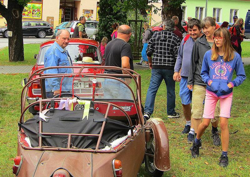 Sedmý ročník srazu veteránů v Chýnově se uskutečnil v neděli 21. srpna. Na prostranství před základní školu dorazilo na 130 historických vozů a motocyklů, posádky se potom vydaly na vyjížďku se zastávkou v centru Soběslavi.