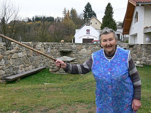 Přes den v osadě Pikov nenajdete ani živáčka, ale nejstarší obyvatelce Marii Zvárové neunikne ani myš.  V Pikově žije dvaašedesát let a miluje to tady.