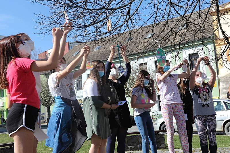 Ve Veselí nazdobili lidé na náměstí T. G. Masaryka lípu. Velikonoční výzdobu si užívají i děti.