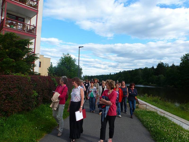 Program začal v knihovně prohlídkou výstavy z činnosti Klubu Plánských Dam a pokračoval přednáškou Mgr. Jakuba Rychtara o strávnících středověku. Poté byli účastníci pozváni na historicko-kulinářskou procházku a knihovnice měly pro každou ze sedmi zastáve