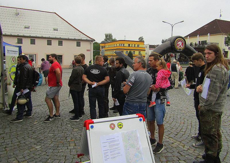 V sobotu 20. srpna odstartoval z náměstí TGM ve Veselí nad Lužnicí již 11. ročník závodů veteránů Selské baroko. Déšť nebyl pro účastníky žádnou překážkou.