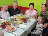 Pochoutky podle ukrajinských receptů připravila rodina Borščyků a pohostila rodinu z Českého Krumlova.